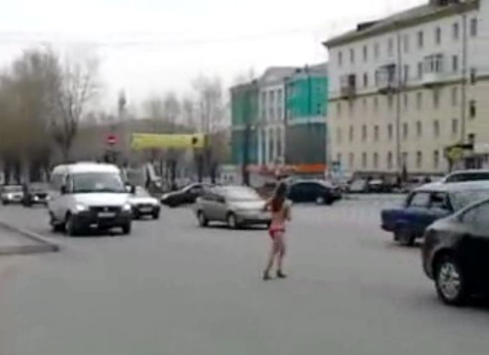 По центральной площади Первоуральска бегала голая девушка (видео)