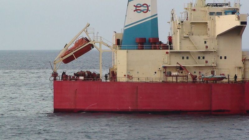 Освобождение захваченного танкера (70 фото + 1 видео)