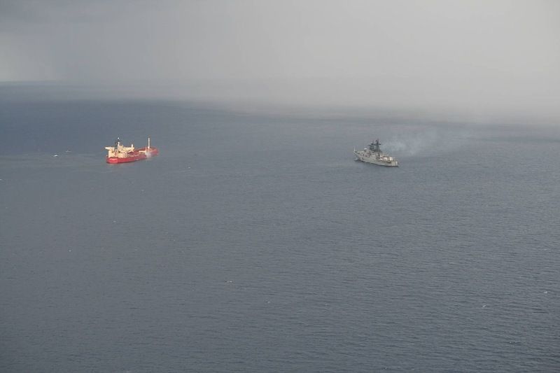 Освобождение захваченного танкера (70 фото + 1 видео)