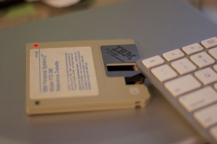 USB-накопитель в виде дискеты (7 фото)